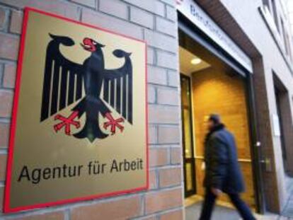 Vista del acceso a la oficina de empleo alemana hoy en Hannover (Alemania). El índice de desempleo en Alemania se situó en diciembre de 2013 en el 6,7 por ciento frente al 6,5 por ciento que se había registrado en noviembre, informó hoy la Agencia Federal de Empleo.
