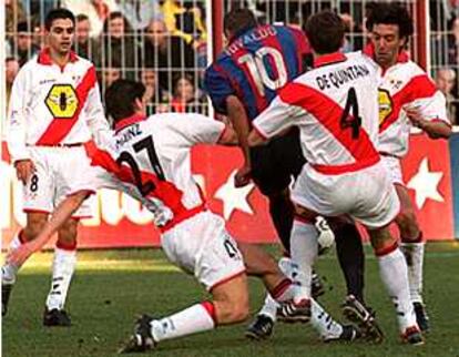 Rivaldo intenta penetrar entre Minz y De Quintana, en un momento del partido.