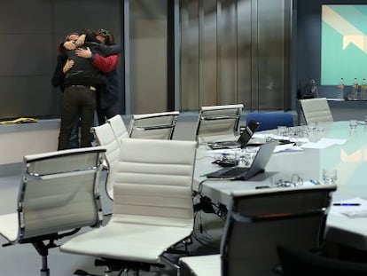 Tres trabajadores de R&agrave;dio Televisi&oacute; Valenciana se abrazan tras la desconexi&oacute;n de la se&ntilde;al el pasado 29 de noviembre de 2013.