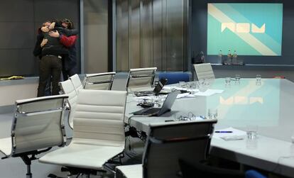 Tres trabajadores de Ràdio Televisió Valenciana se abrazan tras la desconexión de la señal el pasado 29 de noviembre de 2013.