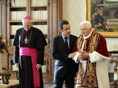 Nicolas Sarkozy junto a Benedicto XVI