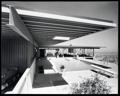 La casa Stahl, icono de la arquitectura moderna que ha sobrevivido a los incendios, vuela sesenta metros por encima de Sunset Boulevard.