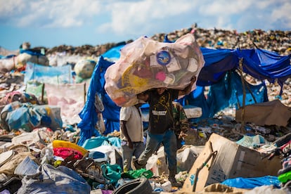 Alrededor de unas 1.000 personas trabajan cada día en el vertedero de Duquesa. Buscan materiales reciclables para venderlos después al peso. 