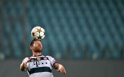 Xabi Alonso controla con la cabeza un balón en el estadio Khimki, sin público. 
