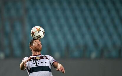 Xabi Alonso controla con la cabeza un balón en el estadio Khimki, sin público.