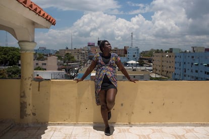 Agatha Brooks, de 32 años, disfruta del sol en la azotea de su casa en Santo Domingo. Agatha es una mujer negra transexual seropositiva, y carece de documentación. Pincha en la imagen para ver la galería completa.