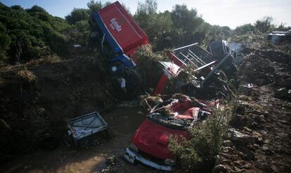 Varios vehículos se amontonan en el torrente de Sant Llorenc un día después de la riada.