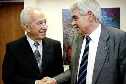 Simón Peres y Pasqual Maragall, ayer durante su entrevista en Tel-Aviv.