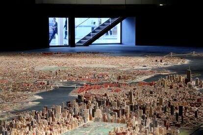 El Queens Museum es una de las sorpresas más inesperadas del barrio, especialmente por el 'Panorama of New York City', una maqueta de 872 metros cuadrados (y 895.000 edificios) construida en 1964, que reproduce la ciudad entera en miniatura e incluso cambia de iluminación cada 15 minutos para simular el paso del día.