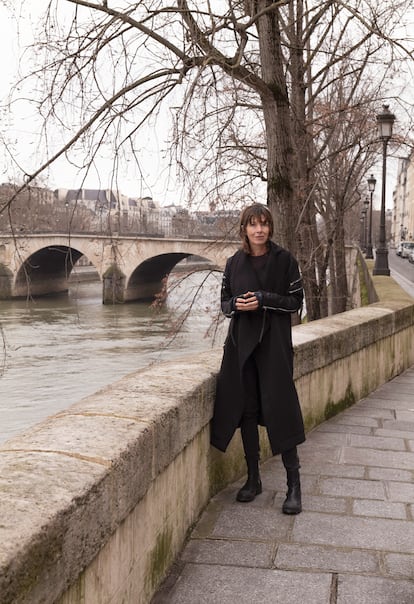 Rachel Cusk nació en Canadá, creció en Los Ángeles y después vivió en Oxford. Ahora reside en París, ciudad en la que la hemos fotografiado para esta entrevista.