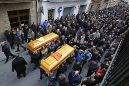 Compañeros de los dos mineros fallecidos en el accidente en la Minas de Potasa de Súria el pasado viernes llevan a hombros los féretros desde el tanatorio a la Església de Sant Cristòfol, donde tiene lugar hoy el funeral.