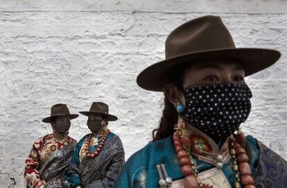 Mujeres budistas esperan para participar en el ritual de la oración.