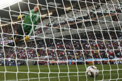 Neuer ve cómo el balón bota dentro de la portería alemana tras un tiro de Lampard que dio en el larguero. El árbitro no concedió el gol.