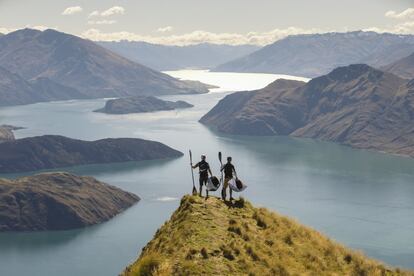 Wanaka, Nova Zelândia. Os atletas de canoagem Slalom Joe Clarke e Mike Dawson observam seu local de treinamento. A foto está inscrita na categoria 'Spirit'.