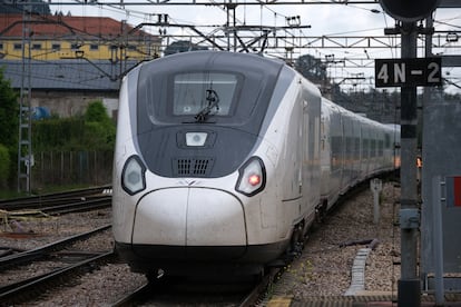 Talgo de Renfe estrenado en 2016 saliendo de la estación de Oviedo