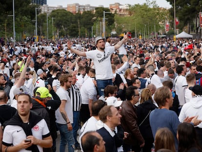 Aficionados del Eintracht, en los aledaños del Camp Nou.