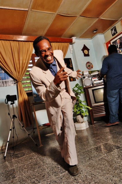 Uno de los bailadores de la peña que hasta hace pocos años se celebraba una vez al mes en la casa de Gilberto. Era una antigua tienda de abarrotes, decorada con fotos de Billie Holliday, Nat King Cole, Sarah Vaughan y otros grandes del jazz.