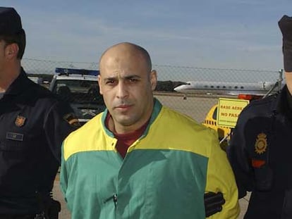 Dos policías custodian a Farid Hilali a su llegada desde Londres.