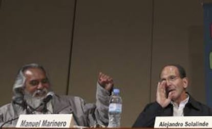 Los sacerdotes Manuel Marinero (i) y Alejandro Solalinde (d) participan en la presentación del libro "Ovejas negras, rebeldes de la Iglesia mexicana del siglo XXI", del escritor mexicano Emiliano Ruiz, en el Museo Franz Mayer, de Ciudad de México (México).