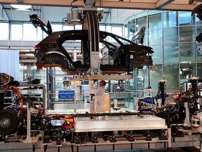 Un operario trabaja en la fábrica de Volkswagen en la ciudad de Dresde (este de Alemania).