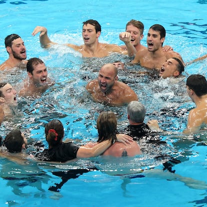 SINGAPORE, SINGAPORE - JULY 24: Felipe Perrone Rocha of Team Spain celebrates with team mates after winning the Men's Water Polo Gold Medal match between Spain and Hungary on day 14 of the Singapore 2025 World Aquatics Championships at OCBC Aquatic Centre on July 24, 2025 in Singapore. (Photo by Adam Pretty/Getty Images)