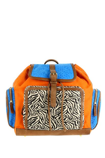 En Colette podéis encontrar esta mochila de Pierre Hardy en estampado de zebra con tonos vivos, para combinar con cualquier look de básicos o poner la nota de color a un total black (1570 euros).