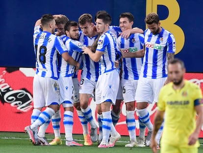 Los jugadores de la Real celebran uno de sus goles ante el Villarreal