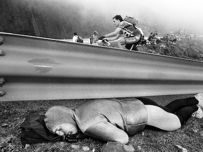 Un aficionado duerme bajo el quitamiedos en la zona de Cobayos, en 2002.