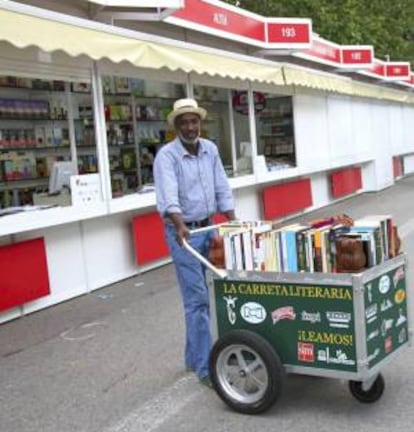 Fotografía facilitada por Antonietta Zeni de Martín Murillo que ha viajado con su carreta literaria desde Cartagena de Indias a la Feria del Libro de Madrid. Murillo, de 45 años, es un "prestador de libros" que desde hace años fomenta la lectura con ejemplares firmados por García Márquez o Vargas Llosa y recopila historias para contar de escuela en escuela.