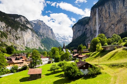 Las cataratas de Staubbach, en el valle de Lauterbrunnen, inspiraron poemas a Goethe y a Lord Byron. Hoy este pueblo de postal, en las profundidades del valle de 72 cascadas, atrae a visitantes que aprovechan para alojarse en sus chalés, y partir de caminatas y escaladas por los alrededores. La cascada más llamativa es la del Staubbach (297 metros), impresionante. Lo que de lejos parece una bruma finísima, de cerca se convierte en un torrente que empapa a quien la observa. 