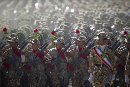 Miembros del Ejército iraní marchan en el desfile militar donde se produjo un atentado, ayer en Mahabad, al noroeste de Irán.