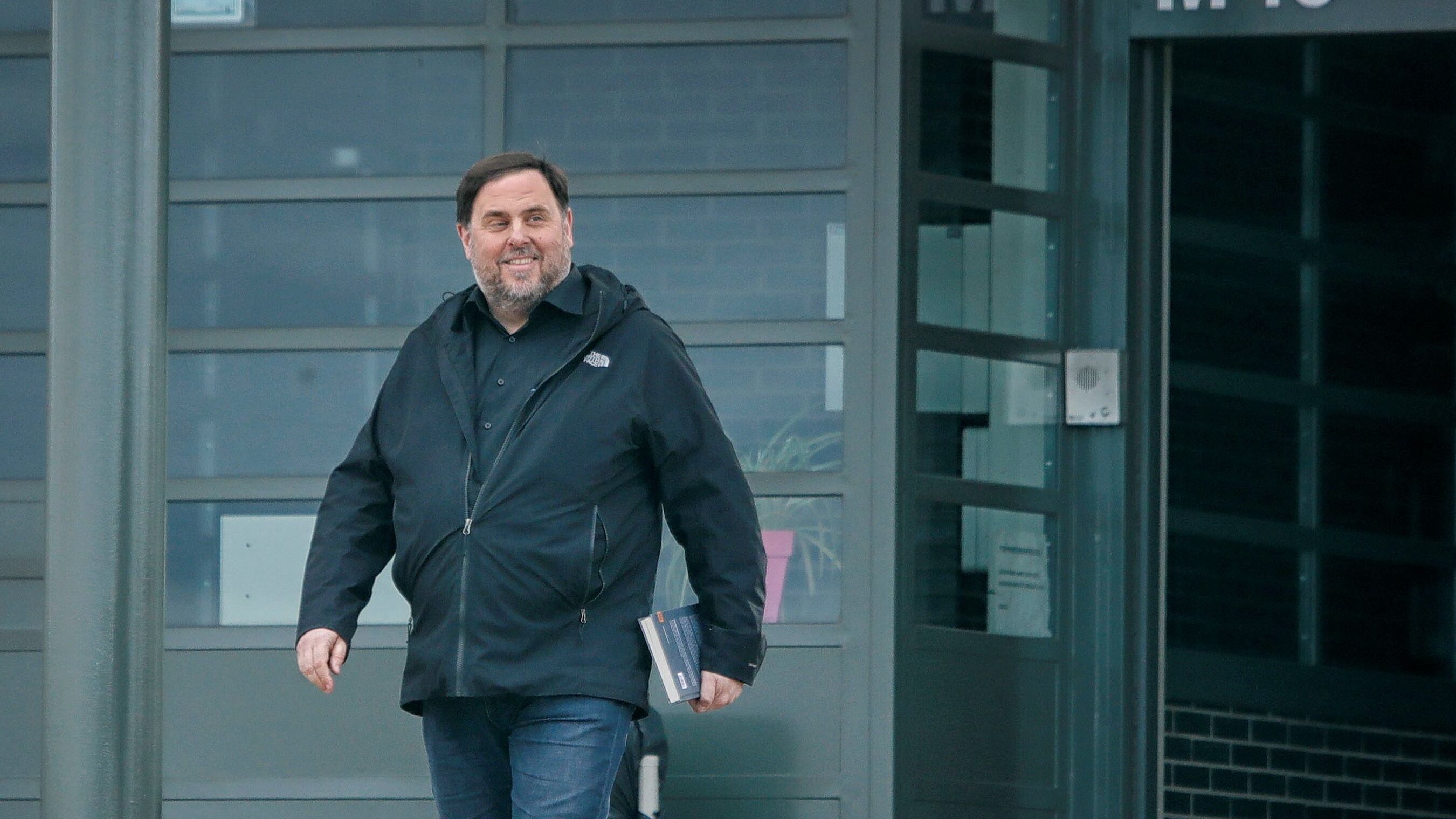 El exvicepresidente de la Generalitat Oriol Junqueras sale por primera vez de prisión para ejercer de docente en la Universidad de Vic. EFE/SUSANNA SÁEZ