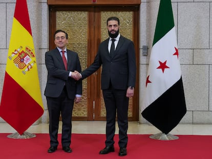 José Manuel Albares, junto a Ahmed al-Sharaa, este jueves en Damasco.