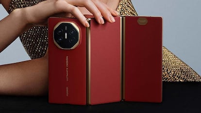 Trasera de un teléfono de Huawei con pantalla plegable triple