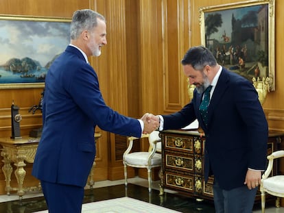 El Rey saluda al líder de Vox, Santiago Abascal, a la derecha, en el salón de audiencias del palacio de la Zarzuela, antes de participar en la ronda de consultas sobre la investidura.