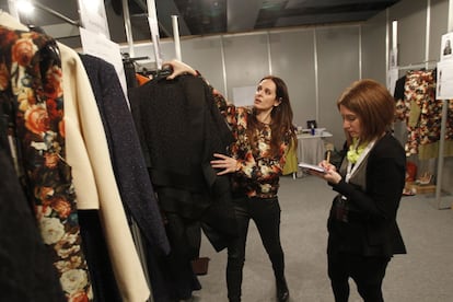 La dise&ntilde;adora Ana Locking junto a la periodista Carmen Ma&ntilde;ana en la primera jornada de la 57 edici&oacute;n de la Mercedes-Benz Fashion Week Madrid en el backstage.