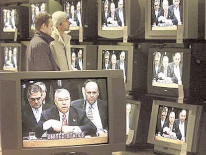 Una tienda de electrodomésticos de Kiel (Alemania) retransmite en todos los monitores el discurso de Colin Powell el pasado día 5 en el Consejo de Seguridad.