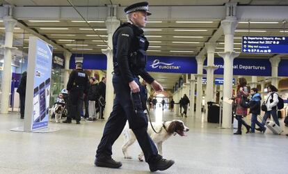 Un polic&iacute;a vigila la estaci&oacute;n de tren de St. Pancras, en Londres, el viernes.