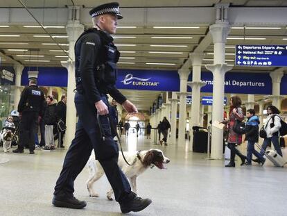 Un polic&iacute;a vigila la estaci&oacute;n de tren de St. Pancras, en Londres, el viernes.