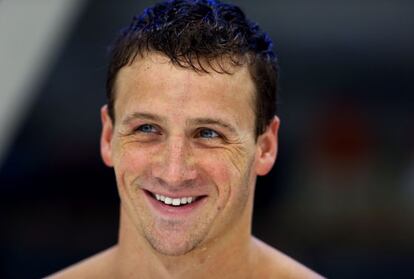 Ryan Lochte sonrie tras un entrenamiento.