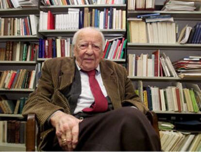 El filósofo Hans-Georg Gadamer sentado en su despacho de la Universidad, en febrero de 2000.