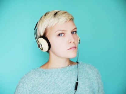 El consejo de la OMS para escuchar música sin riesgo de perder oído