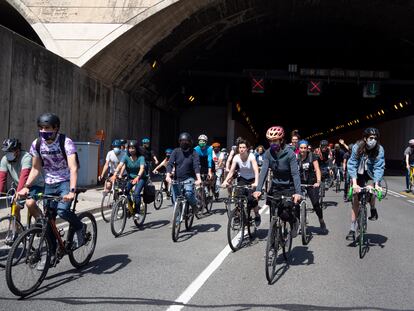Ciclistas en la protesta para reivindicar un carril bici en el vial de servicios del túnel de Vallvidrera que una el Vallès con Barcelona.