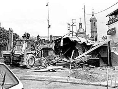 Una pala excavadora derribaba ayer el Quiosco de las Flores, junto al Puente de Triana.