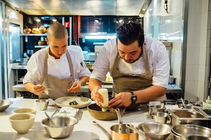 Elaboración de platillos en el restaurante Pujol, en Ciudad de México. 