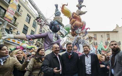 Pedro S&aacute;nchez, con Carmen Mont&oacute;n, Joan Calabuig y Ximo Puig ante la falla de El Pilar, en Valencia.