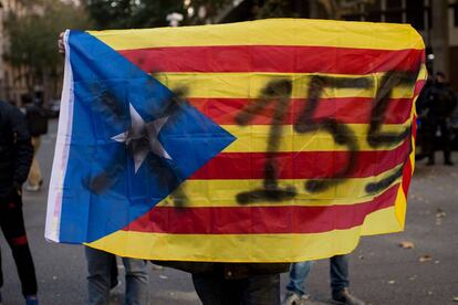 Una estelada amb el 155 en una protesta contra la independ&egrave;ncia a Barcelona.