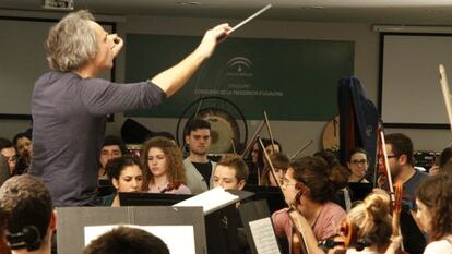 Pedro Halffter y la OJA, durante uno de los ensayos.