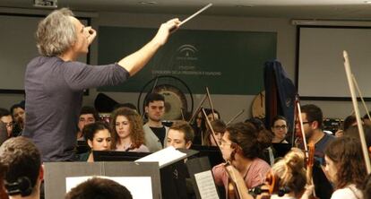 Pedro Halffter y la OJA, durante uno de los ensayos.