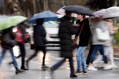 Varias personas se protegen de la lluvia en Valencia el pasado día 18.